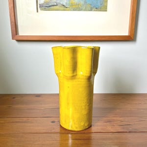 Jarrón de cerámica vintage amarillo ácido, cerámica portuguesa, borde ondulado, decoración escultórica moderna de mediados de siglo. imagen 2