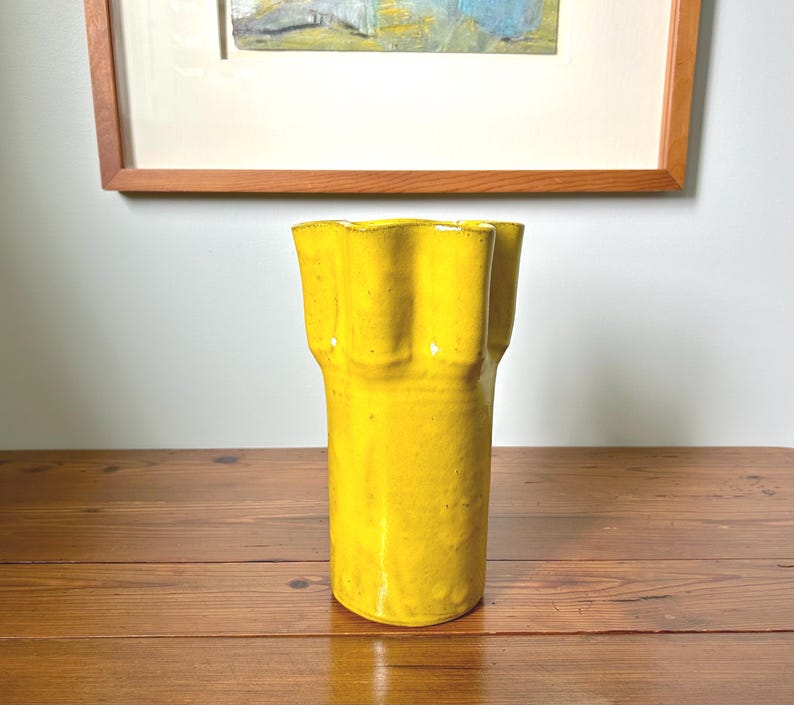 Jarrón de cerámica vintage amarillo ácido, cerámica portuguesa, borde ondulado, decoración escultórica moderna de mediados de siglo. imagen 2