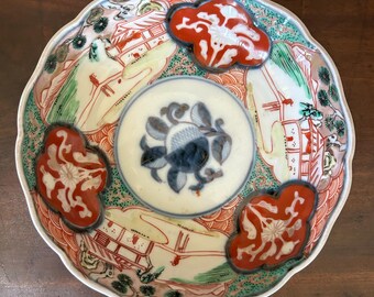Cuenco antiguo japonés de porcelana Imari con base y borde festoneado, período Meiji, pintado a mano, con marca Fuku.