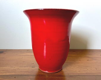 Jarrón chino rojo acampanado de Ben Owen III, 2005, Seagrove, Carolina del Norte. Cerámica de estudio.
