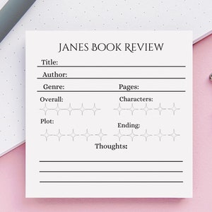 Puede incluir: Una plantilla de reseña de libro imprimible blanca con texto negro y líneas. El texto dice "JANES BOOK REVIEW" e incluye campos para el título, el autor, el género, las páginas, los personajes, la valoración general, la trama, el final y los pensamientos. Hay cinco estrellas para cada categoría de calificación.