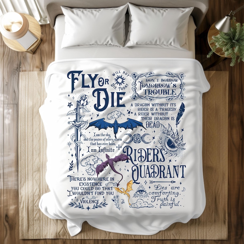 Op de afbeelding: Wit sprei met een donkerblauw en wit grafisch ontwerp met tekst en illustraties. De tekst bevat zinnen als "Fly or Die" en "Riders Quadrant". Illustraties zijn onder meer een zwaard, draken en sterren.