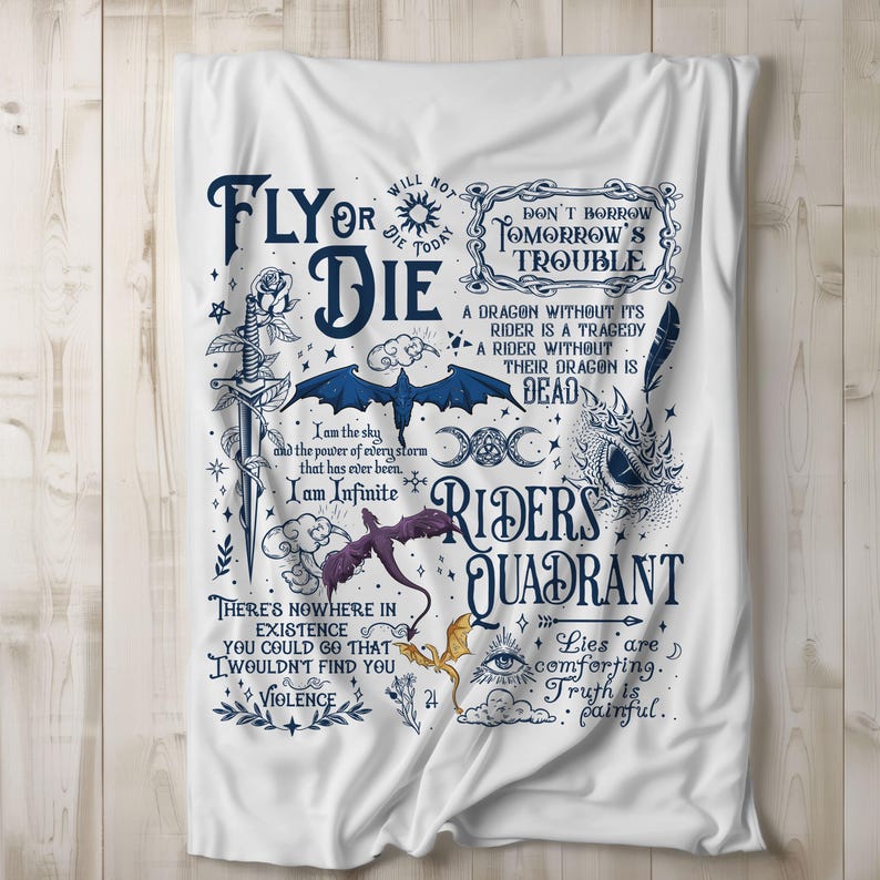 Op de afbeelding: Witte sprei met een fantasiethema. De sprei toont verschillende illustraties, waaronder draken, zwaarden en hemelse elementen, samen met verschillende citaten en zinnen in een gestileerd lettertype. Het kleurenpalet omvat tinten blauw, paars en goud.