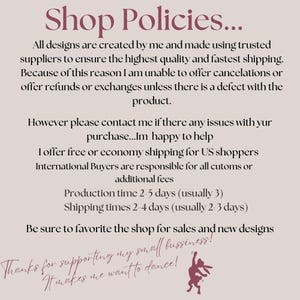 Op de afbeelding: Een beige achtergrond met bordeauxrode tekst met details over winkelbeleid, inclusief productie- en verzendtijden. De tekst bevat een bedankbericht en een illustratie van een dansend konijn. De titel is "Shop Policies..."