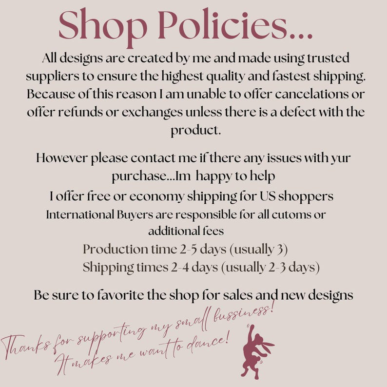 Op de afbeelding: Een beige achtergrond met bordeauxrode tekst met details over winkelbeleid, inclusief productie- en verzendtijden. De tekst bevat een bedankbericht en een illustratie van een dansend konijn. De titel is "Shop Policies..."