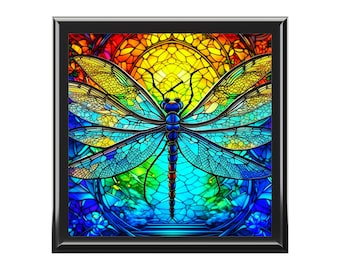 Puede incluir: Una libélula de vitral colorido con acentos azules, verdes, amarillos y rojos. La libélula está colocada sobre un fondo de vitral con un patrón circular.