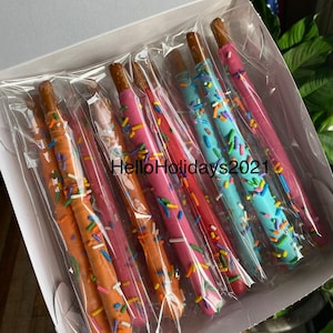 1 Dozen Pretzels! Dipped in a variety of colors! Great for Birthday Parties! HEAT SENSITIVE! Please read messages for delivery updates!