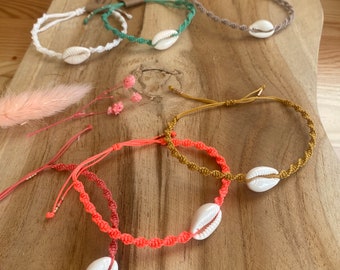 Bracelet torsadé macramé avec coquillage cauris