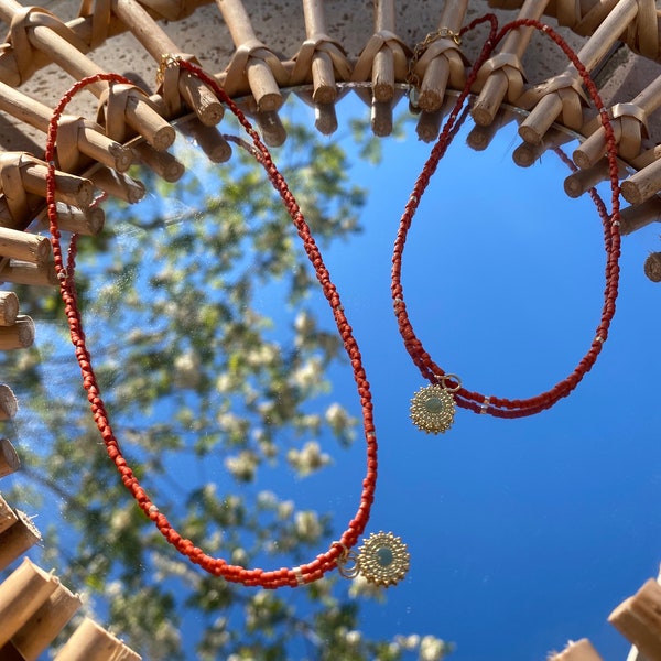 Collier en perles Miyuki terracotta avec pendentif soleil en acier inoxydable