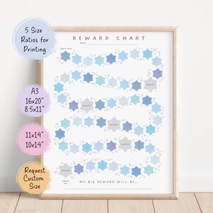 Puede incluir: Un cuadro de recompensas enmarcado con un marco de madera clara. El cuadro presenta un camino de estrellas azules. El texto en el cuadro incluye "Reward Chart" y "My Big Reward Will Be...". La imagen también muestra opciones de tamaño.
