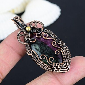 Colgante de rubí hecho a mano en zoisita / Collar de cristal envuelto en alambre de cobre / Joyería de anyolita natural