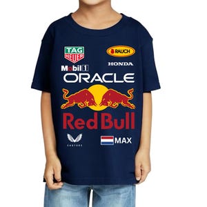 Peut inclure: Un t-shirt bleu marine avec le logo de l'&eacute;curie de Formule 1 Red Bull Racing. Le t-shirt pr&eacute;sente les sponsors de l'&eacute;quipe, notamment Oracle, Honda, Mobil 1, Tag Heuer et Rauch. Le t-shirt comporte &eacute;galement le drapeau n&eacute;erlandais et le nom "Max" imprim&eacute; dessus.