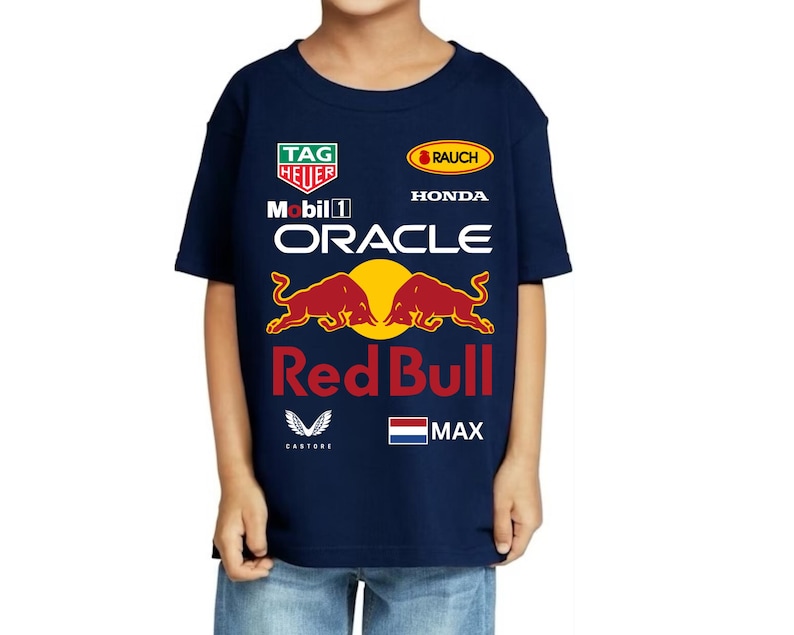Peut inclure: Un t-shirt bleu marine avec le logo de l'&eacute;curie de Formule 1 Red Bull Racing. Le t-shirt pr&eacute;sente les sponsors de l'&eacute;quipe, notamment Oracle, Honda, Mobil 1, Tag Heuer et Rauch. Le t-shirt comporte &eacute;galement le drapeau n&eacute;erlandais et le nom "Max" imprim&eacute; dessus.