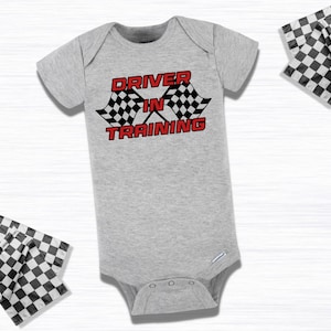 Kierowca wyścigowy w trakcie treningu Flagi wyścigowe Formuła 1 NASCAR Baby Onesie