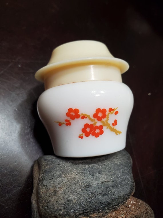 Vintage Avon 1973 Imperial Garden milk glass cream jar Gem