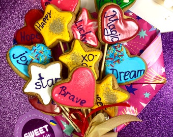 Ramo de galletas (1 docena): Set de regalo con galletas de estrellas y corazones, el regalo perfecto para cumpleaños.