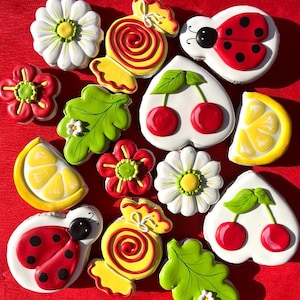 鮮やかな花、レモン、てんとう虫、チェリーのクッキー | サマーブリーズクッキー | パーティーやギフトに最適 | リボンで包装された 8 個入り