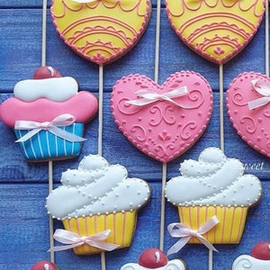 バースデーシュガークッキー – 12ピースクッキーギフトセット – パーティーの記念品やギフトに最適なカップケーキとハートのクッキー