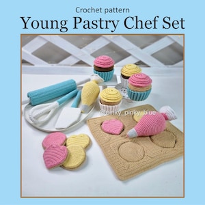 Op de afbeelding: Een haakpatroon voor een Jonge Patissier Set. De set bevat gehaakte cupcakes, een deegroller, een garde, een spatel, spuitzakken en koekjesvormen. De cupcakes zijn in verschillende kleuren, waaronder roze, geel en bruin.