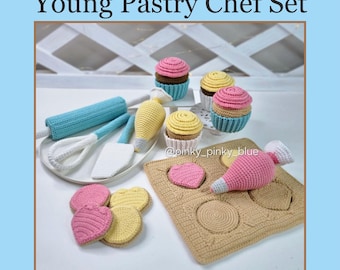 Op de afbeelding: Een haakpatroon voor een Jonge Patissier Set. De set bevat gehaakte cupcakes, een deegroller, een garde, een spatel, spuitzakken en koekjesvormen. De cupcakes zijn in verschillende kleuren, waaronder roze, geel en bruin.
