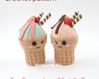 Puede incluir: Dos conos de helado tejidos a crochet en vasos de waffle. Uno es rosa con salsa de chocolate y el otro es verde con un remolino rosa. Ambos tienen una cereza roja y chispas de chocolate en la parte superior.