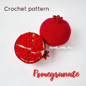 Peut inclure: Deux grenades crochetées, l'une avec un extérieur rouge et l'autre avec un extérieur rouge et un intérieur blanc montrant les graines. Le modèle de crochet est à vendre. Le texte "Crochet pattern" et "Pomegranate" est visible sur l'image. L'image est créditée à @pinky_pinky_blue.