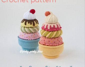 Puede incluir: Un conjunto de dos juguetes de helado de cono de crochet para apilar. Los conos de helado están hechos de hilo de diferentes colores y tienen una variedad de ingredientes, incluyendo chispas, salsa de chocolate y crema batida. Los juguetes son perfectos para que los niños jueguen y aprendan sobre colores y formas.