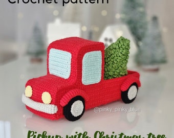Puede incluir: Una camioneta roja de crochet con un árbol de Navidad verde de crochet en la caja. La camioneta tiene ruedas negras y faros amarillos. El texto "@pinky_pinky_blue" está debajo de la camioneta. El texto "Pickup with Christmas tree" está debajo de la camioneta.