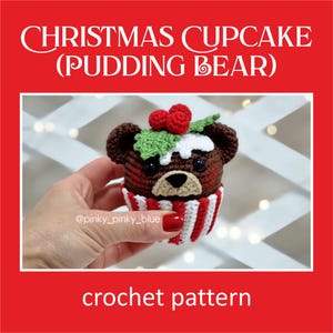 Könnte beinhalten: Häkelanleitung für einen Weihnachts-Pudding-Bären-Cupcake-Amigurumi. Der Bär ist braun mit einem weißen Gesicht und einem rot-weiß gestreiften Cupcake-Sockel. Der Bär trägt einen grünen Stechpalmenzweig mit roten Beeren obenauf.