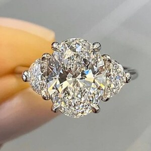 Bague de fiançailles ovale en moissanite 2 carats, bague en or 14 carats taille ovale avec 3 pierres, demi-lune moissanite, bague de mariage diamant ovale, cadeau bague d'anniversaire