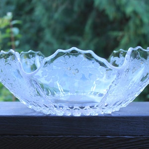 vintage new martinsville serving bowl in meadow creek pattern crimped and ruffled edge clear etched glass