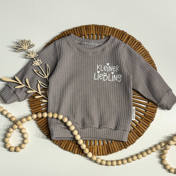 Baby- und Kinderpullover mit der Aufschrift "Kleiner Liebling" - Besondere Geschenke zur Geburt oder Taufe - süße Baby- und Kinderkleidung