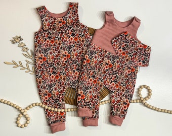 Strampler in mit Blumenmuster - süße Babykleidung für den Frühling und Sommer mit Blümchen - rosa Babykleidung  kleine Mädchen - Gr. 38-92