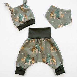 Baby Pumphose Set Waldweihnacht Grün – Festliches Baby Outfit – Babys Erstes Weihnachten Geschenk – Handgemachte Babykleidung Gr. 44–110
