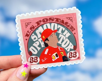 Pode incluir: Um selo postal de estilo vintage vermelho, branco e azul com um piloto de corrida vestindo um macacão de corrida vermelho e um capacete vermelho. O selo diz "U.S. Postage Smooth Operator 55".