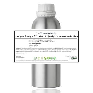 Puede incluir: Una botella de metal plateado con tapón de rosca blanco, que presenta una etiqueta rectangular con el texto TheWholesalerCo Juniper Berry CO2 Extract - Juniperus communis Linn, junto con detalles técnicos del producto, origen e información de seguridad.