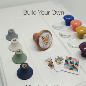 Peut inclure: Des boutons de meubles colorés, dont bleu, orange et jaune, avec une illustration de renard. L'image comprend également de petites cartes et le texte "Build Your Own". Le texte sur l'image dit "Sélectionnez votre couleur de base" et "Téléchargez votre art, photo ou design!"