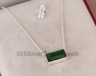 スターリングシルバーの小さな長方形のエメラルドグリーンのペンダント