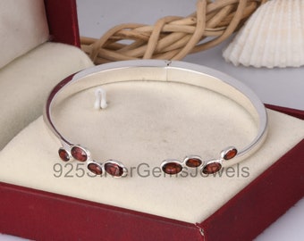 Brazalete de plata de ley con granate rojo, hecho a mano con la piedra natal de enero.
