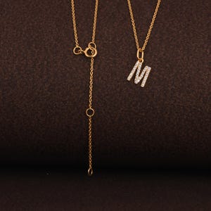 Lindo e leve pingente e colar com letra M em ouro maciço 14K, presente delicado para ela.