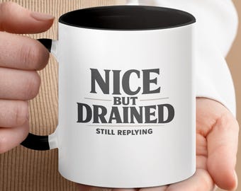 Agréable mais vidé, il répond toujours - Mug, tasse à café sarcastique amusante, cadeau introverti à raconter