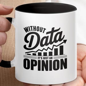 Peut inclure: Mug en céramique blanche avec intérieur et anse noirs. Le mug affiche le texte "WITHOUT Data IT'S JUST AN OPINION" en gras noir, ainsi qu'un graphique de graphique à barres ascendantes.