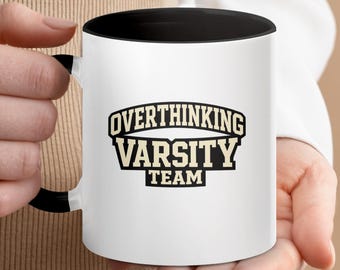 Mug en céramique Overthinking Varsity Team, drôle de tasse à café universitaire