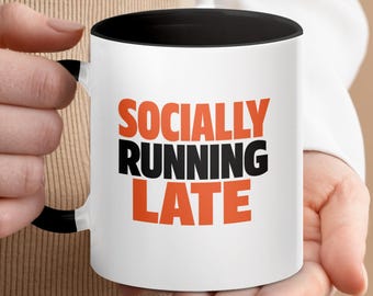 Tasse socialement en retard de <br> Profitez-en ! Tasse à café pleine d'esprit pour les personnes occupées