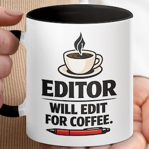 Könnte beinhalten: Weißer Keramikbecher mit schwarzem Innenraum und Henkel. Der Becher zeigt den Text "EDITOR WILL EDIT FOR COFFEE" mit einer Kaffeetassen-Grafik und einer roten Stift-Illustration. Ein perfektes Geschenk für Redakteure.