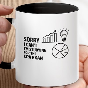 Könnte beinhalten: Weißer Keramikbecher mit schwarzem Innenraum und Griff. Der Becher zeigt den Text "SORRY I CAN'T I'M STUDYING FOR THE CPA EXAM" zusammen mit grafischen Symbolen eines Balkendiagramms, einer Glühbirne und eines Tortendiagramms.