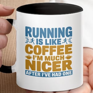 Peut inclure: Mug en céramique blanche avec une anse et un intérieur noirs. Le mug affiche le texte "RUNNING IS LIKE COFFEE I'M MUCH NICER AFTER I'VE HAD ONE" en lettres bleues et dorées. Le mug est tenu par une personne.