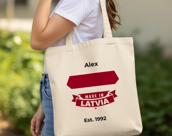 Bolsa de lona personalizada con el orgullo de Letonia, con nombre personalizado y año de nacimiento. Bolsa de lona personalizable con el orgullo de Letonia, regalo familiar.
