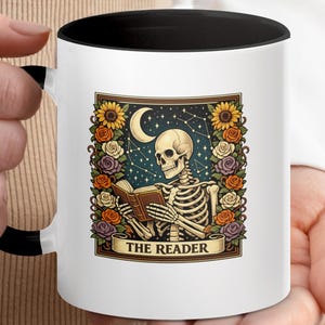 Puede incluir: Un juego de tres tazas de cerámica con un acabado mate moteado. Las tazas son de color crema, gris claro y gris oscuro. Cada taza tiene un diseño simple y minimalista.