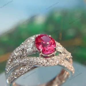 Anello di fidanzamento ovale con spinello rosa * Anello con spinello per donna * Anello di fidanzamento con spinello * Anello con incastonatura di più pietre in spinello * Anello con spinello e moissanite